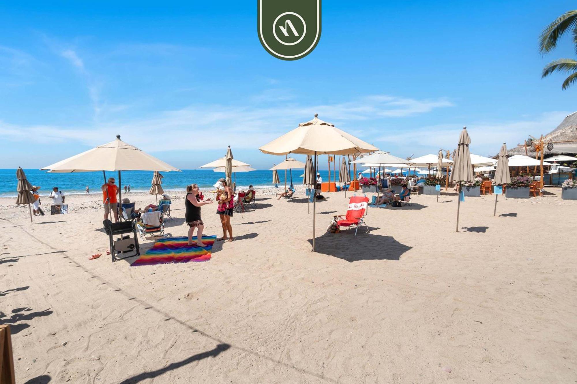 Beachfront Mexican Styled 3 Bedroom In Downtown