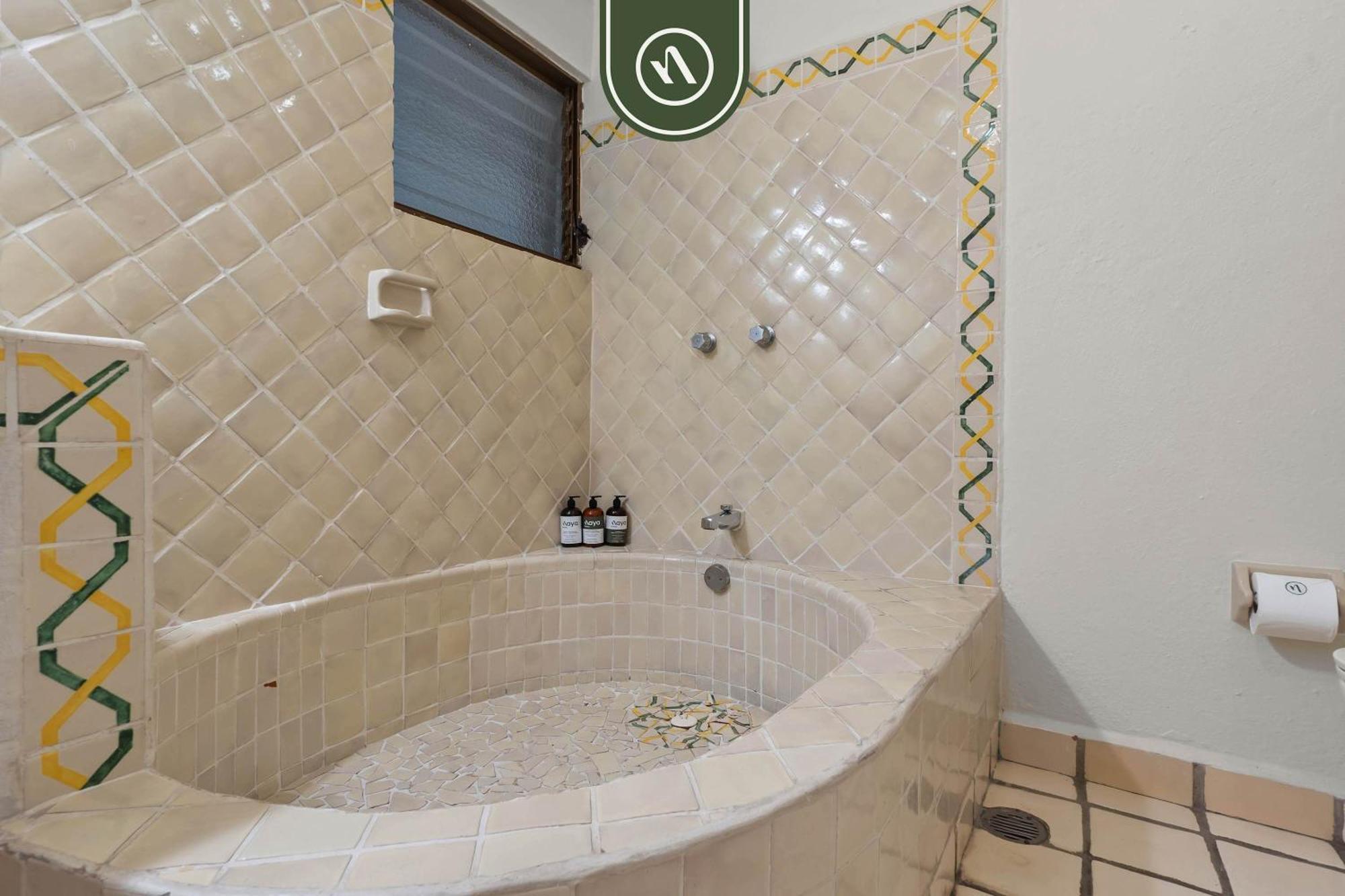 Beachfront Mexican Styled 3 Bedroom In Downtown Apartment *