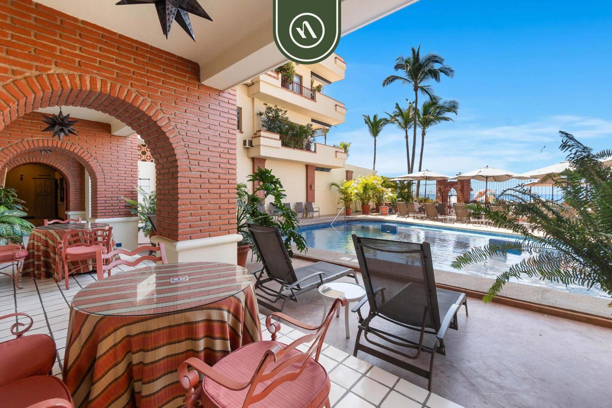 Beachfront Mexican Styled 3 Bedroom In Downtown *