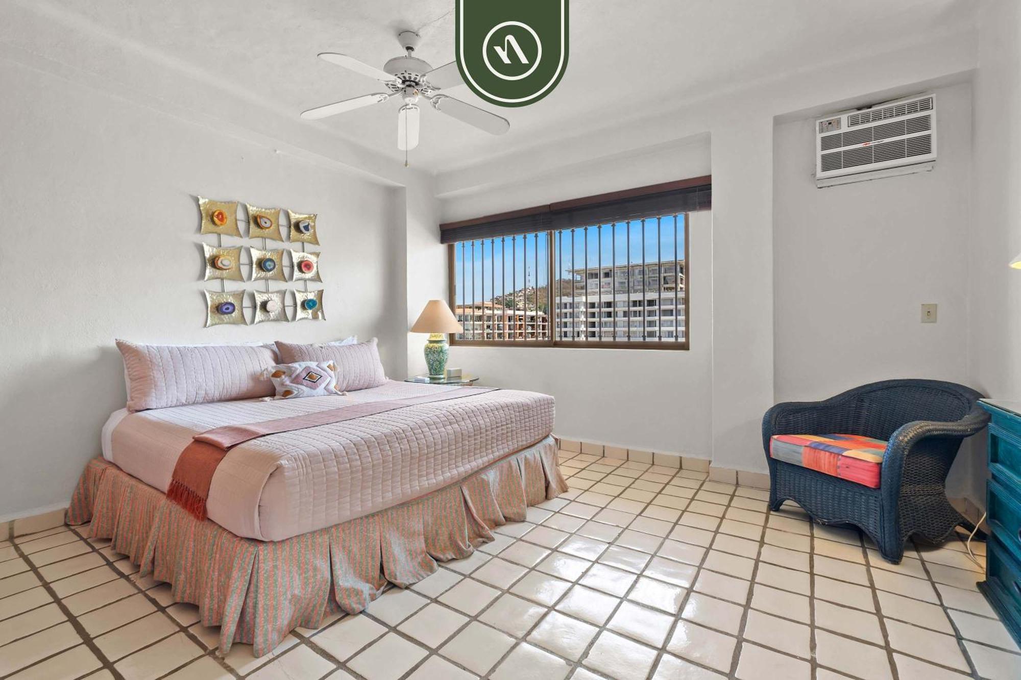 Beachfront Mexican Styled 3 Bedroom In Downtown