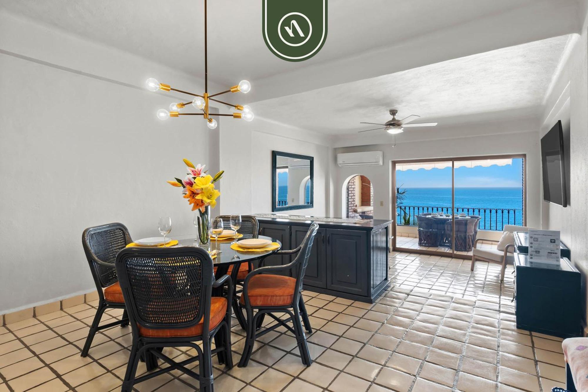Beachfront Mexican Styled 3 Bedroom In Downtown *