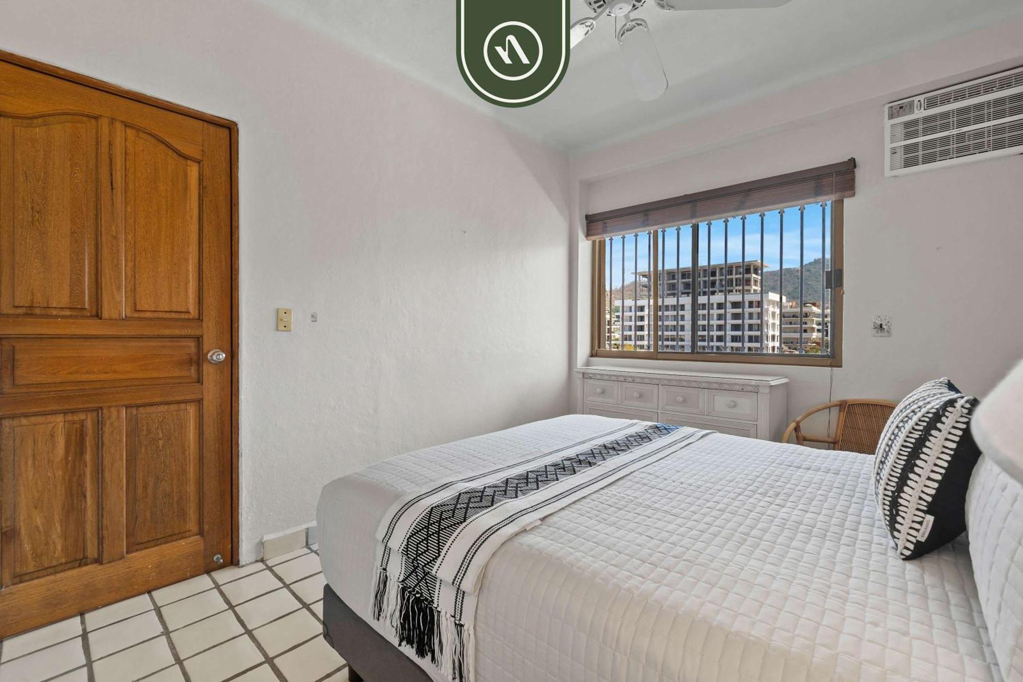 Beachfront Mexican Styled 3 Bedroom In Downtown *