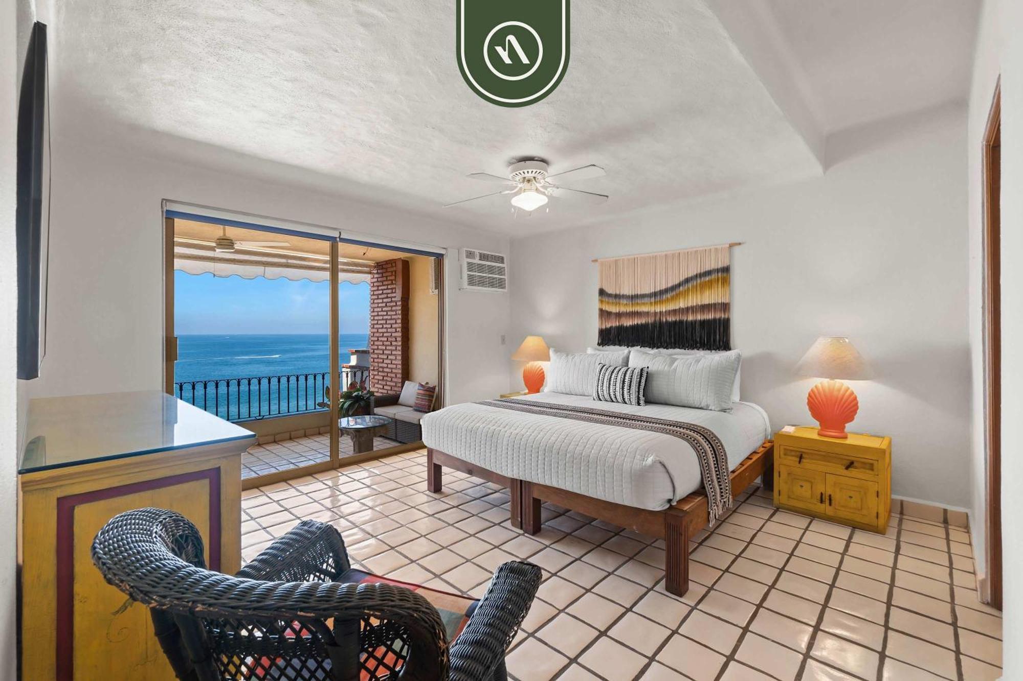Beachfront Mexican Styled 3 Bedroom In Downtown Apartment *