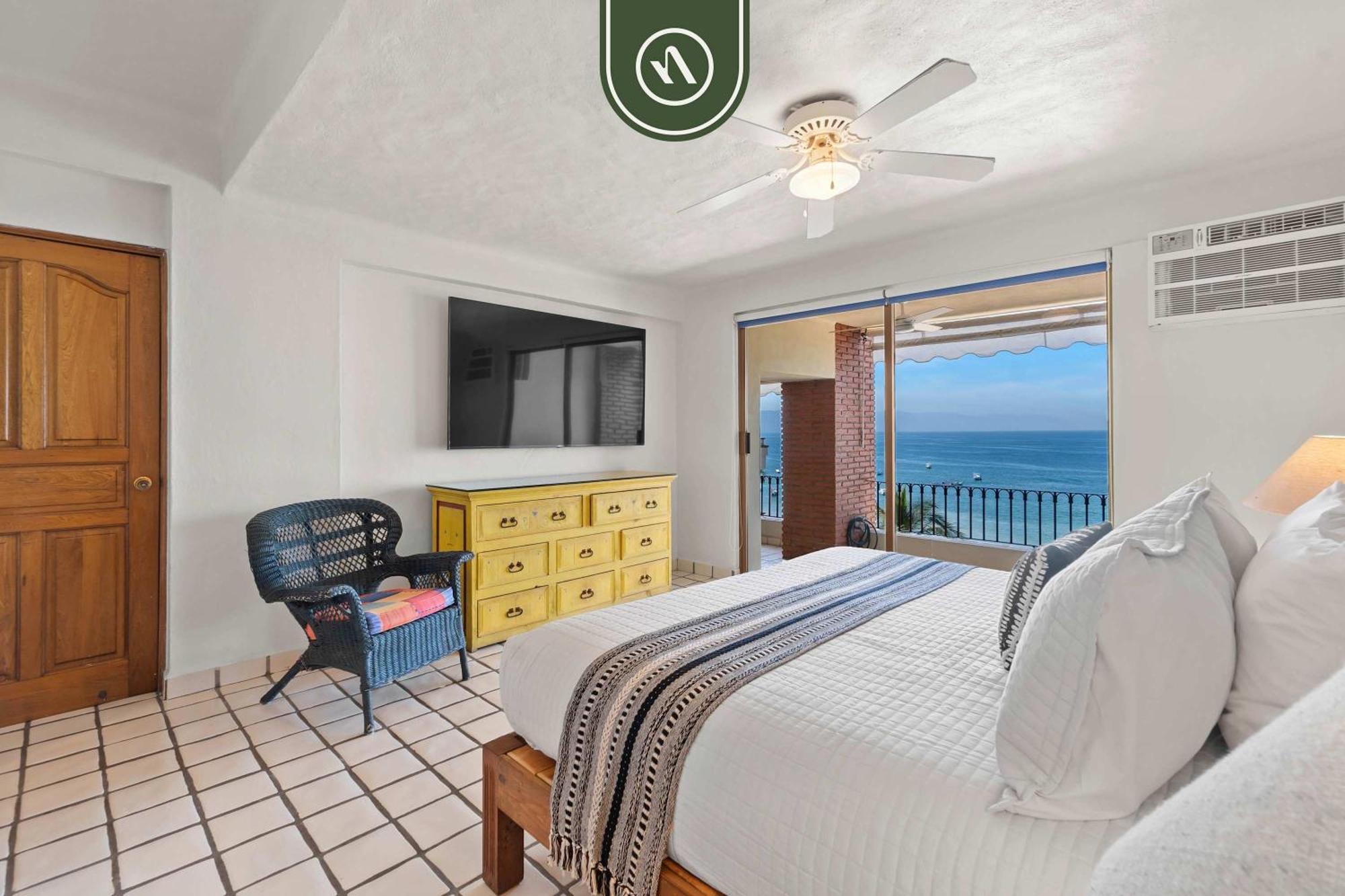 Beachfront Mexican Styled 3 Bedroom In Downtown *