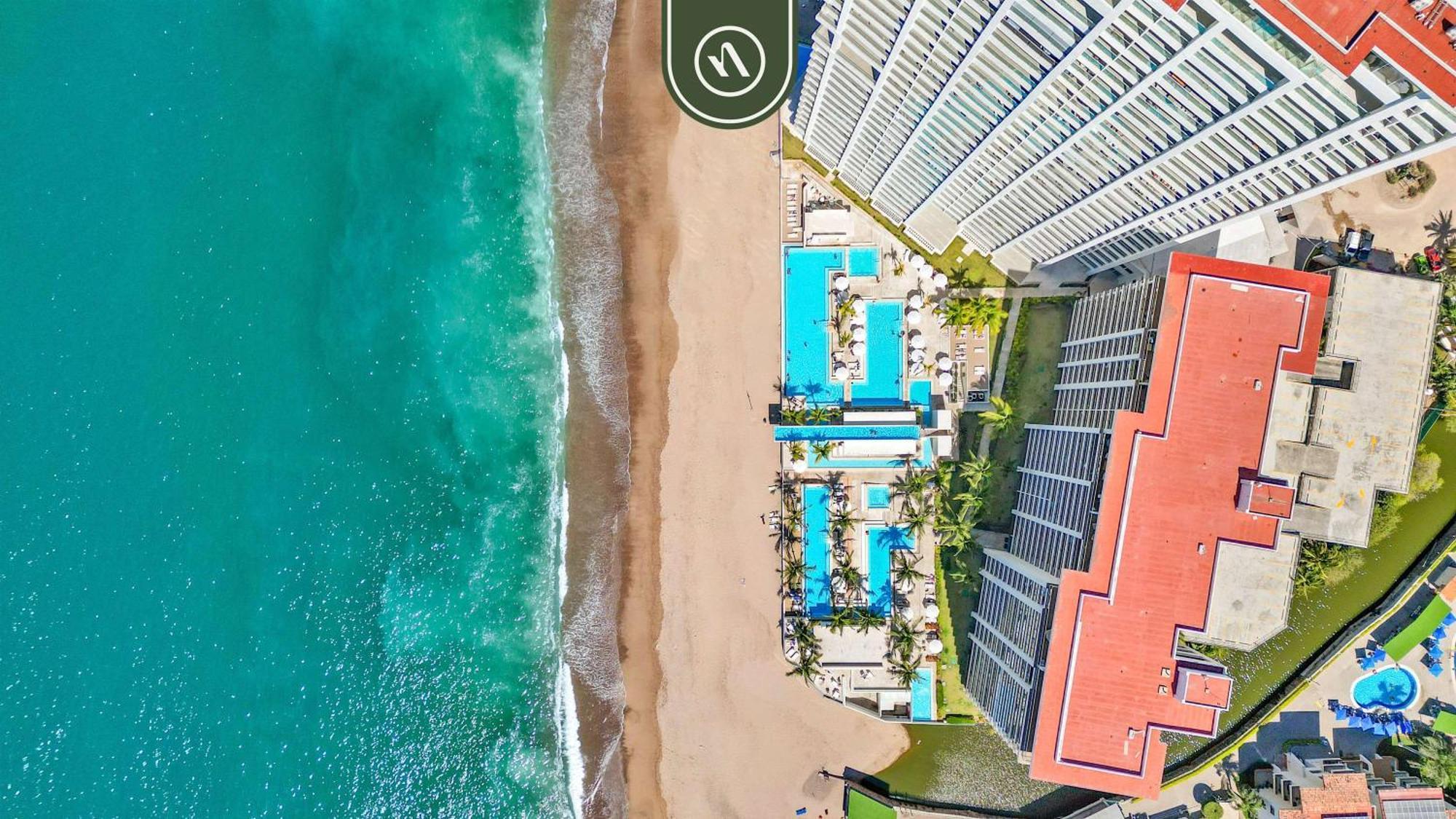 Amazing 1 Bedroom - Beachfront - Pools - King *