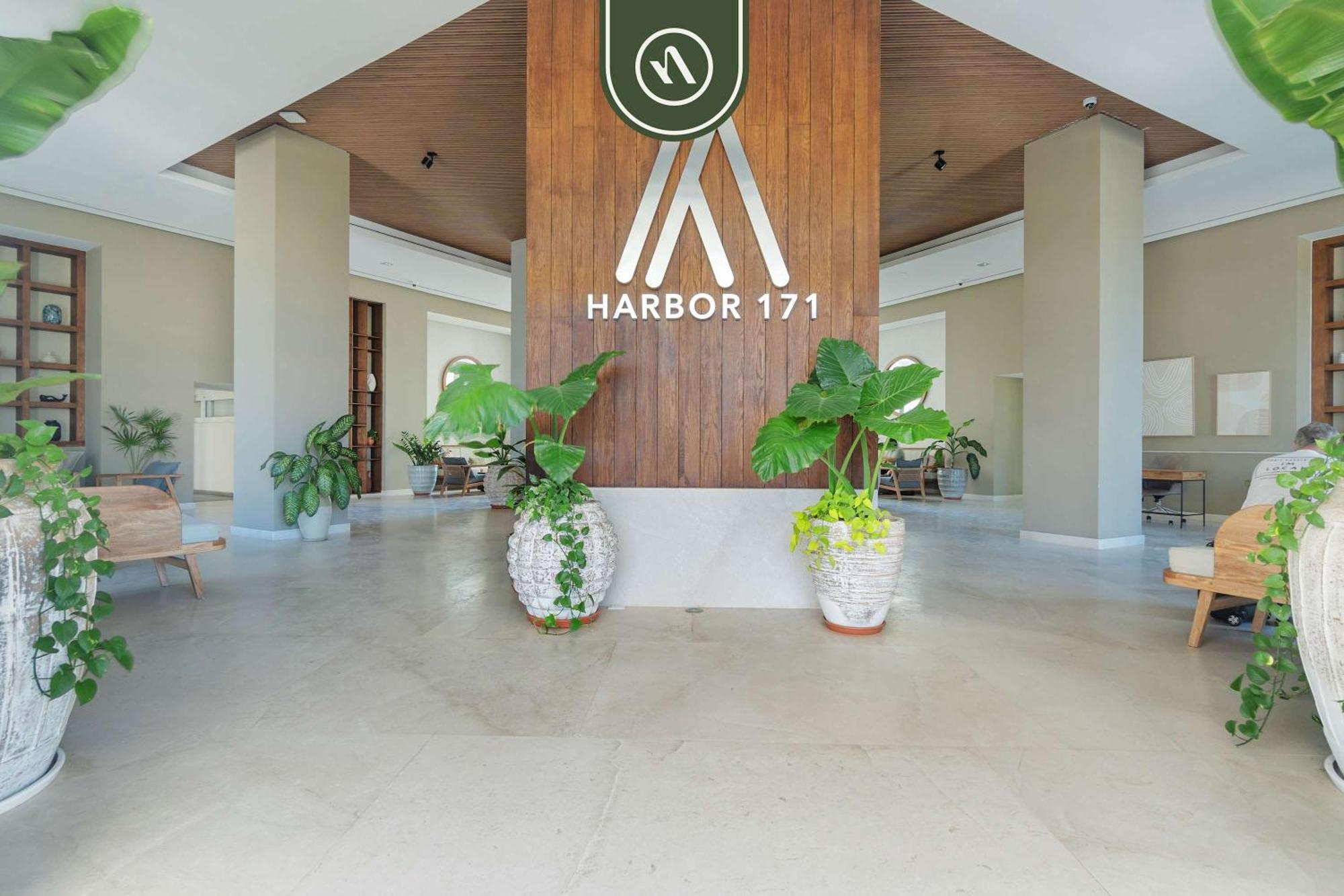 Amazing 1 Bedroom - Beachfront - Pools - King Apartment