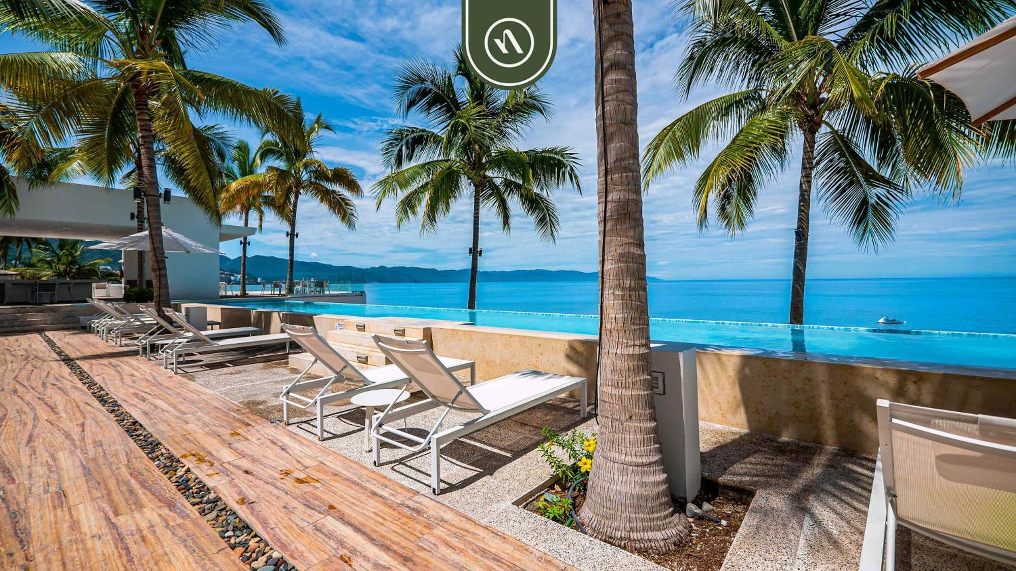 Amazing 1 Bedroom - Beachfront - Pools - King