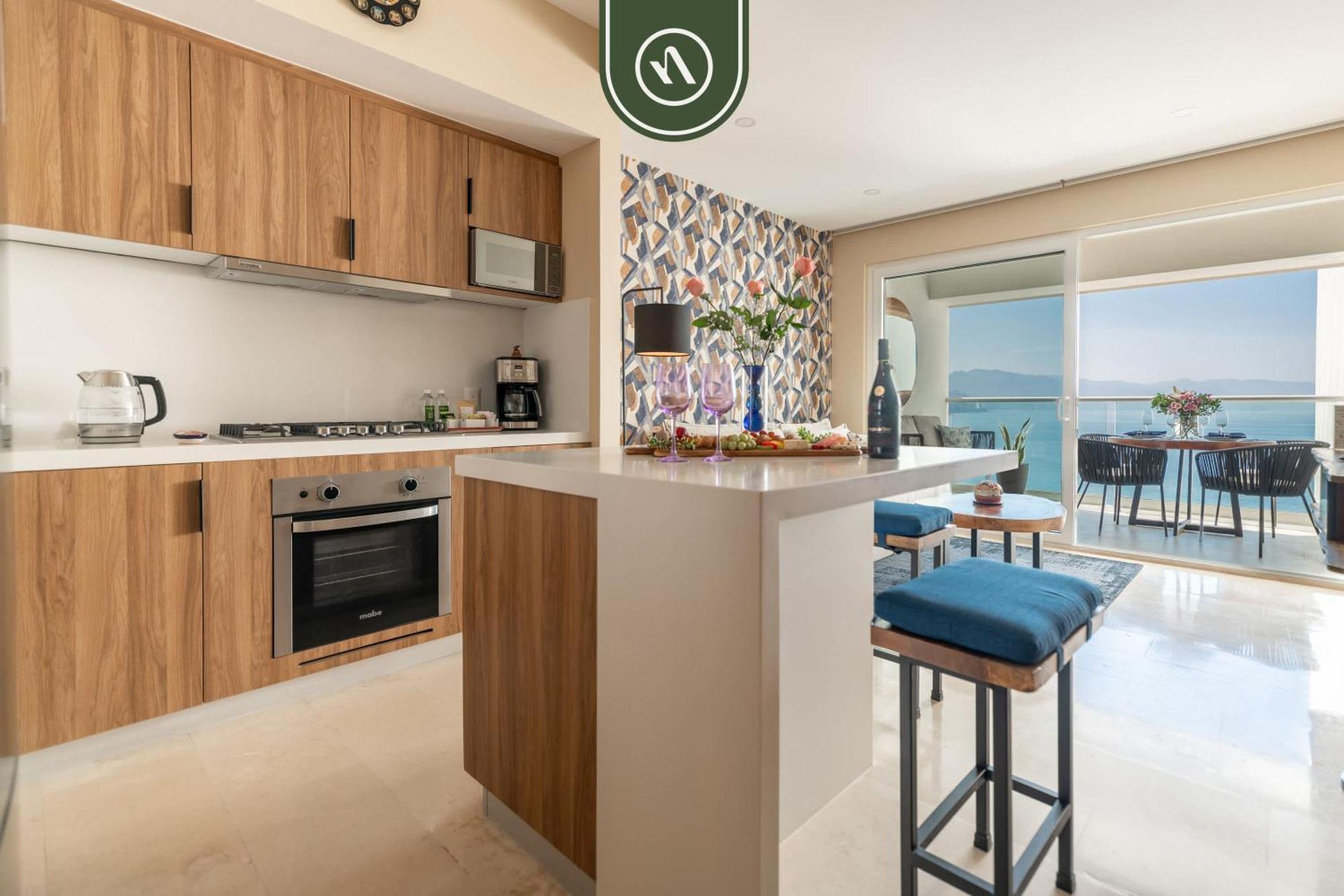 Amazing 1 Bedroom - Beachfront - Pools - King Apartment