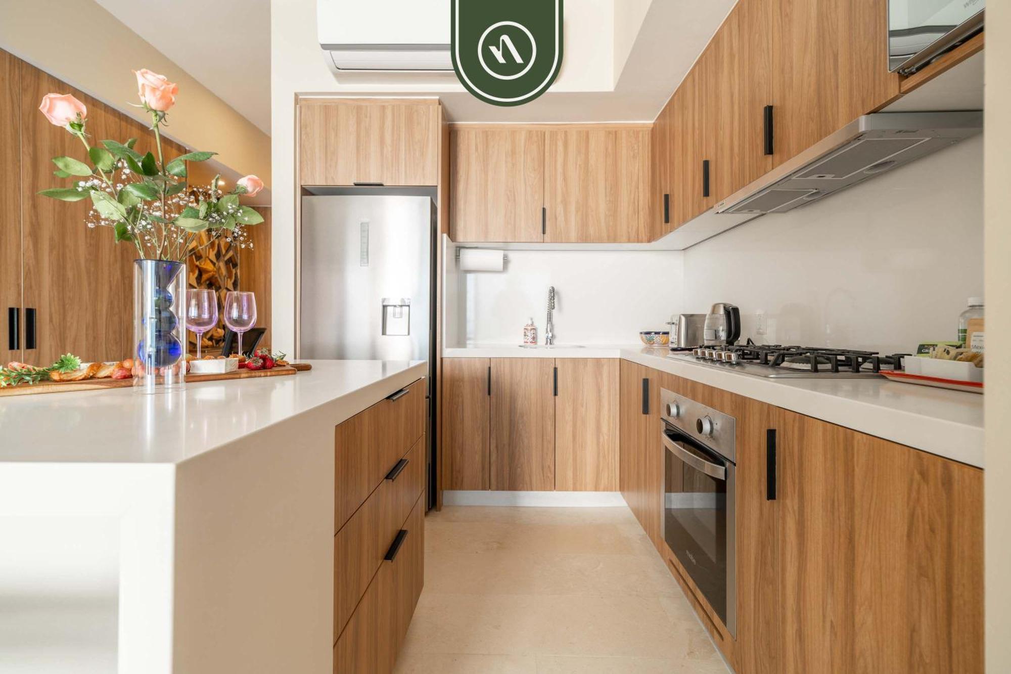 Amazing 1 Bedroom - Beachfront - Pools - King Apartment