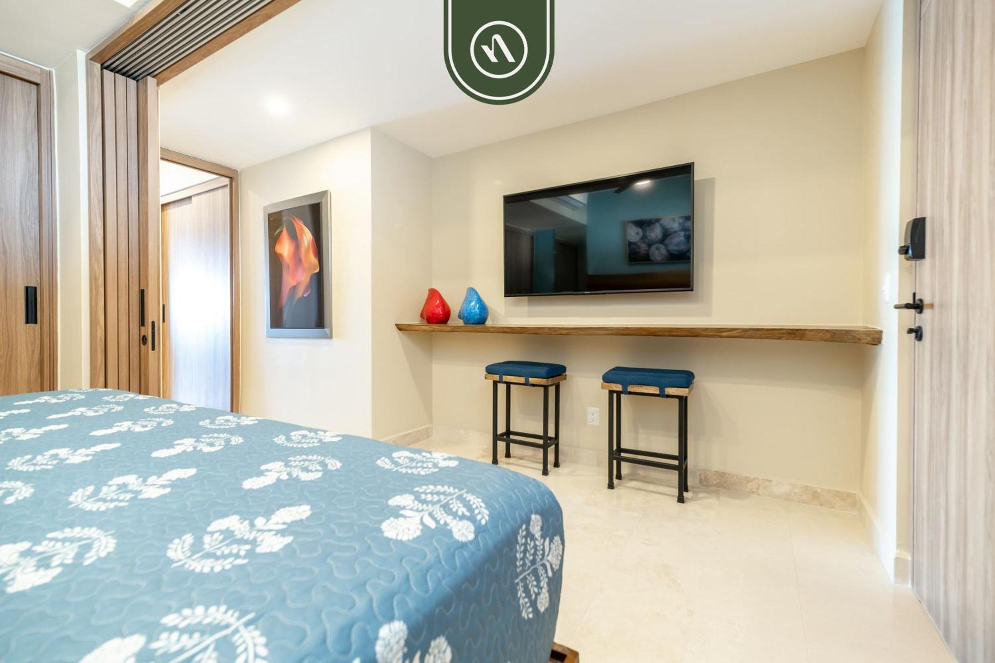 Amazing 1 Bedroom - Beachfront - Pools - King Apartment