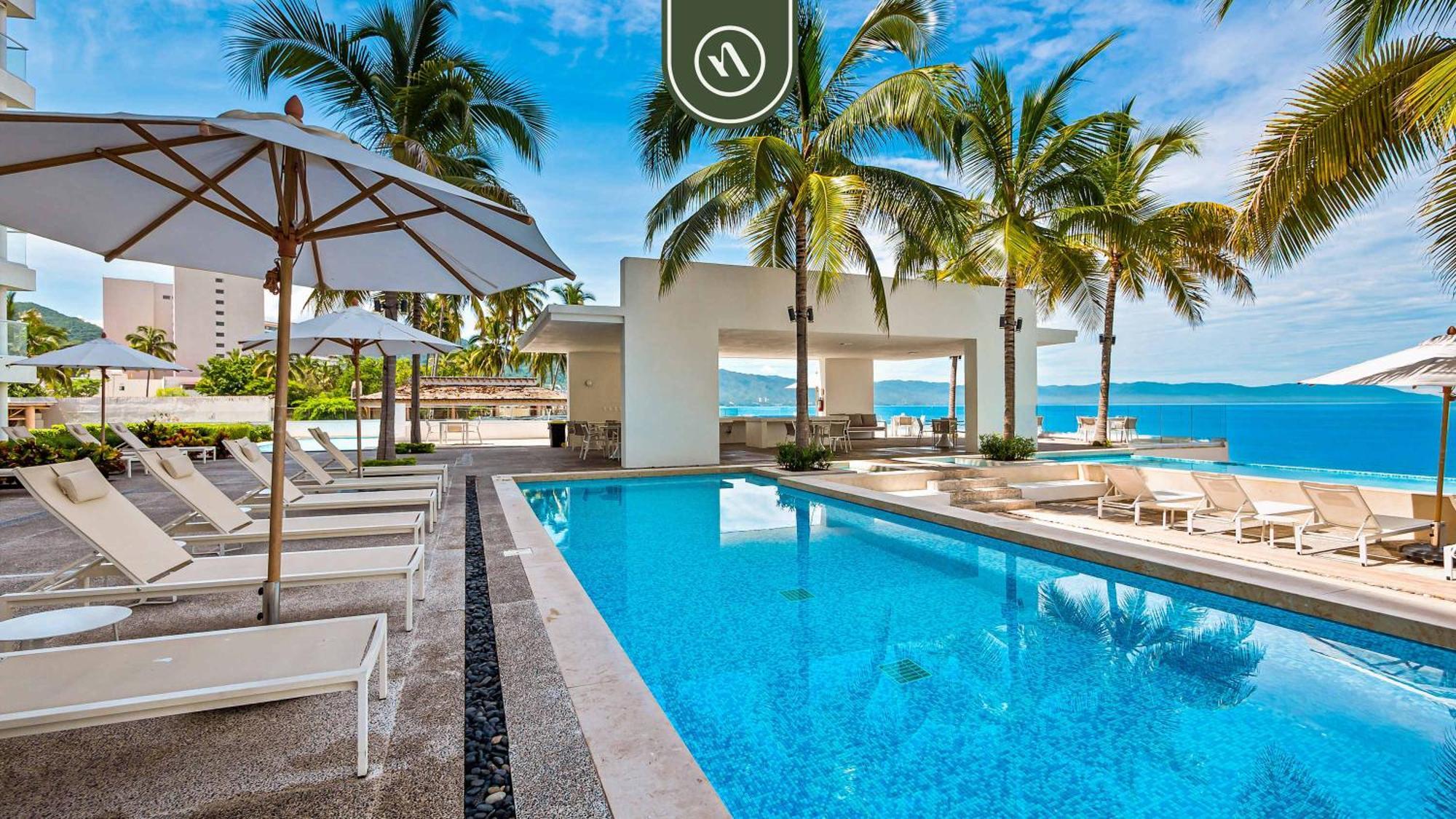 Amazing 1 Bedroom - Beachfront - Pools - King *