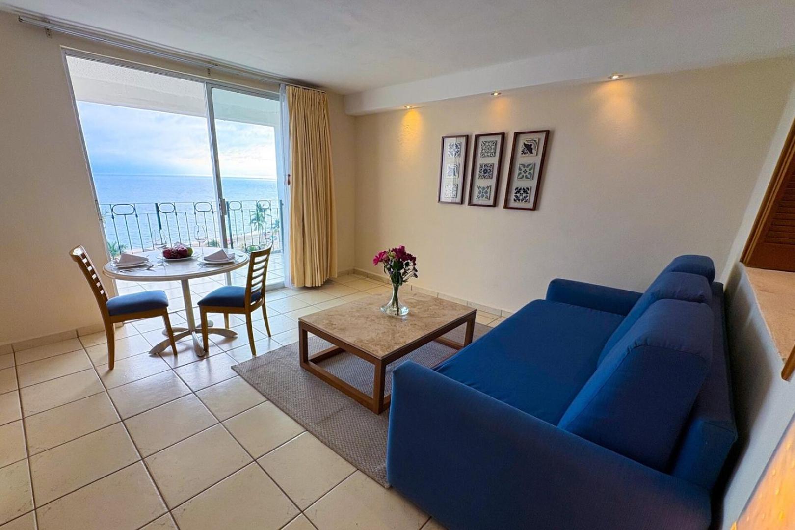 Holiday home Prime Beachfront Flat & Balcony!