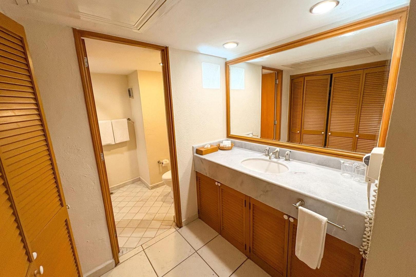 Prime Beachfront Flat & Balcony! *