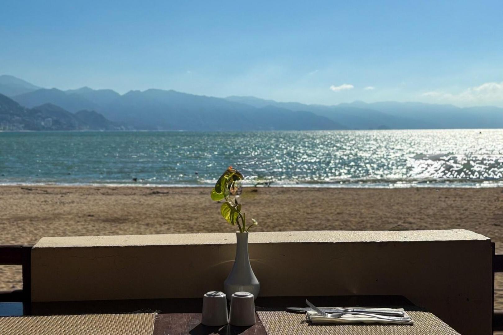 Holiday home Oceanfront, Views & Amenities!