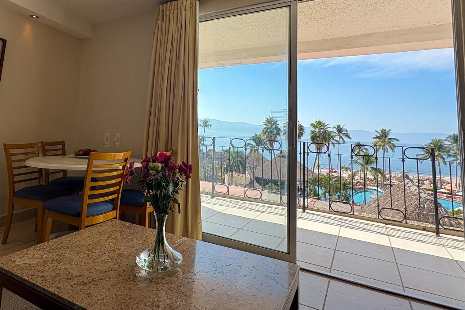 Oceanfront, Views & Amenities! Holiday home *