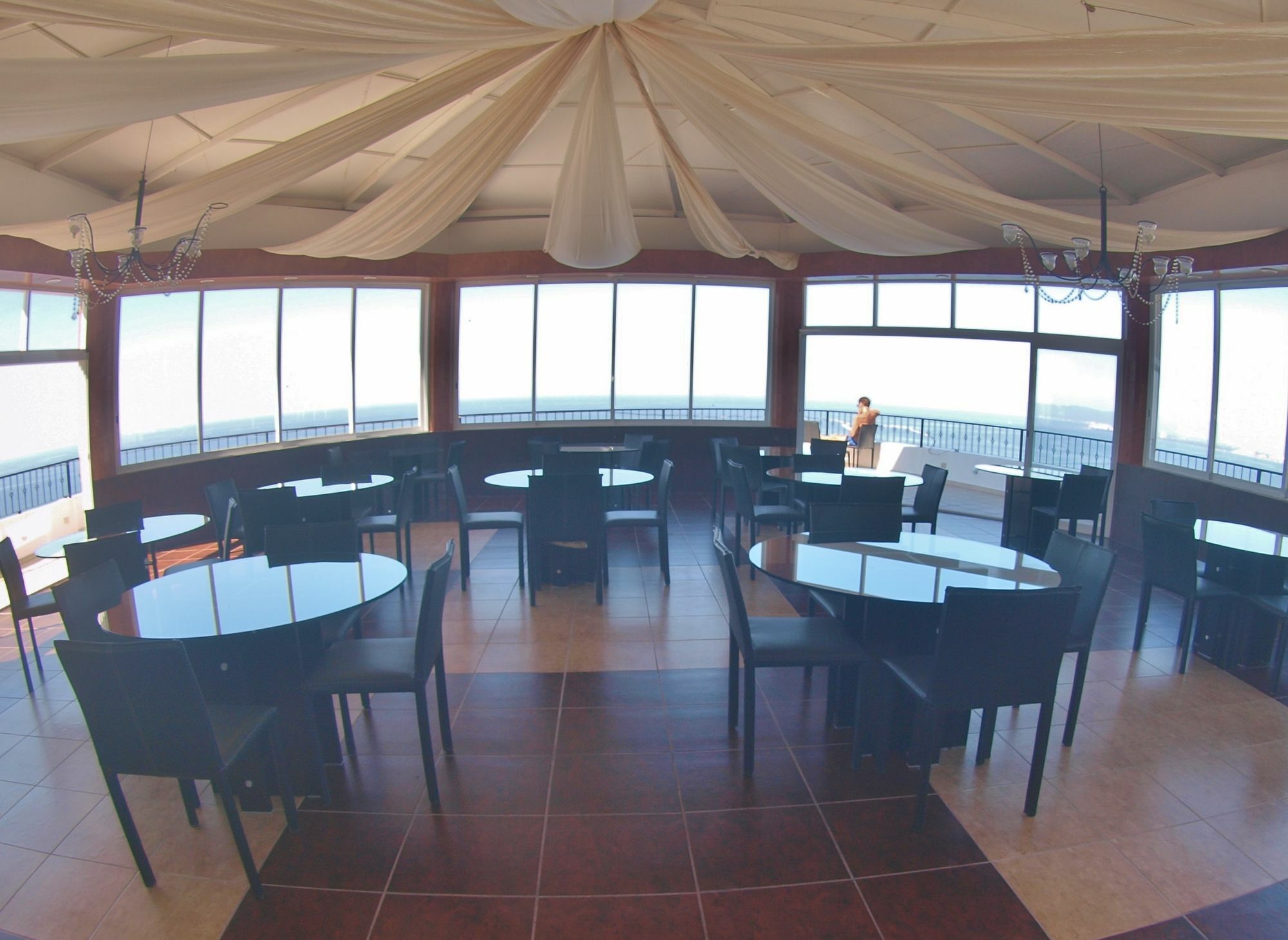 Mondavi Hotel 4*