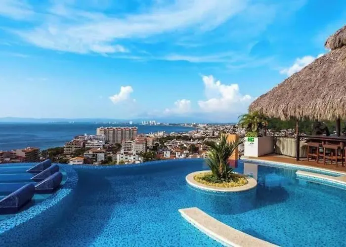 Pinnacle Pool On The Rooftop