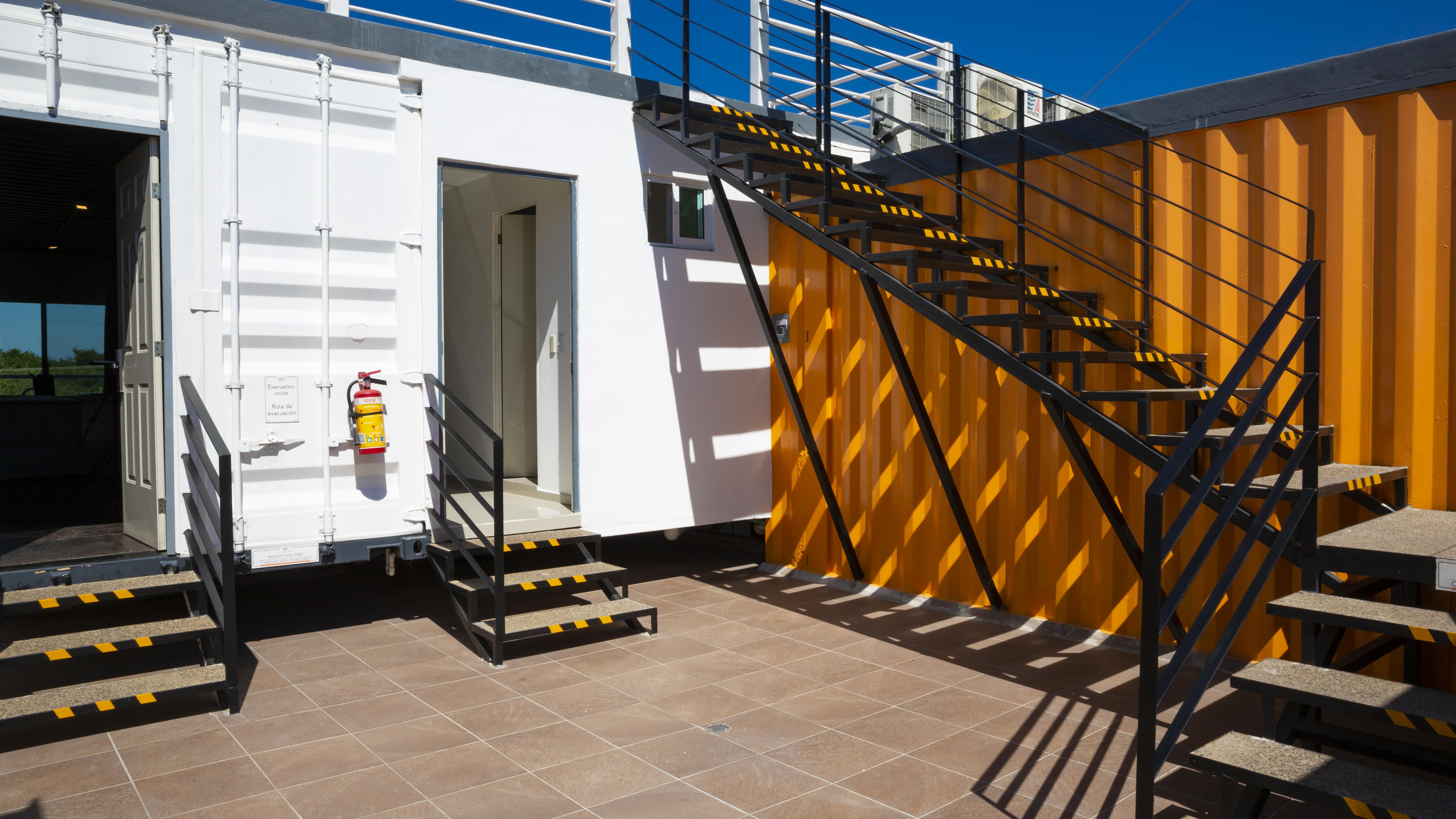 Hotel Container Aeropuerto 3*