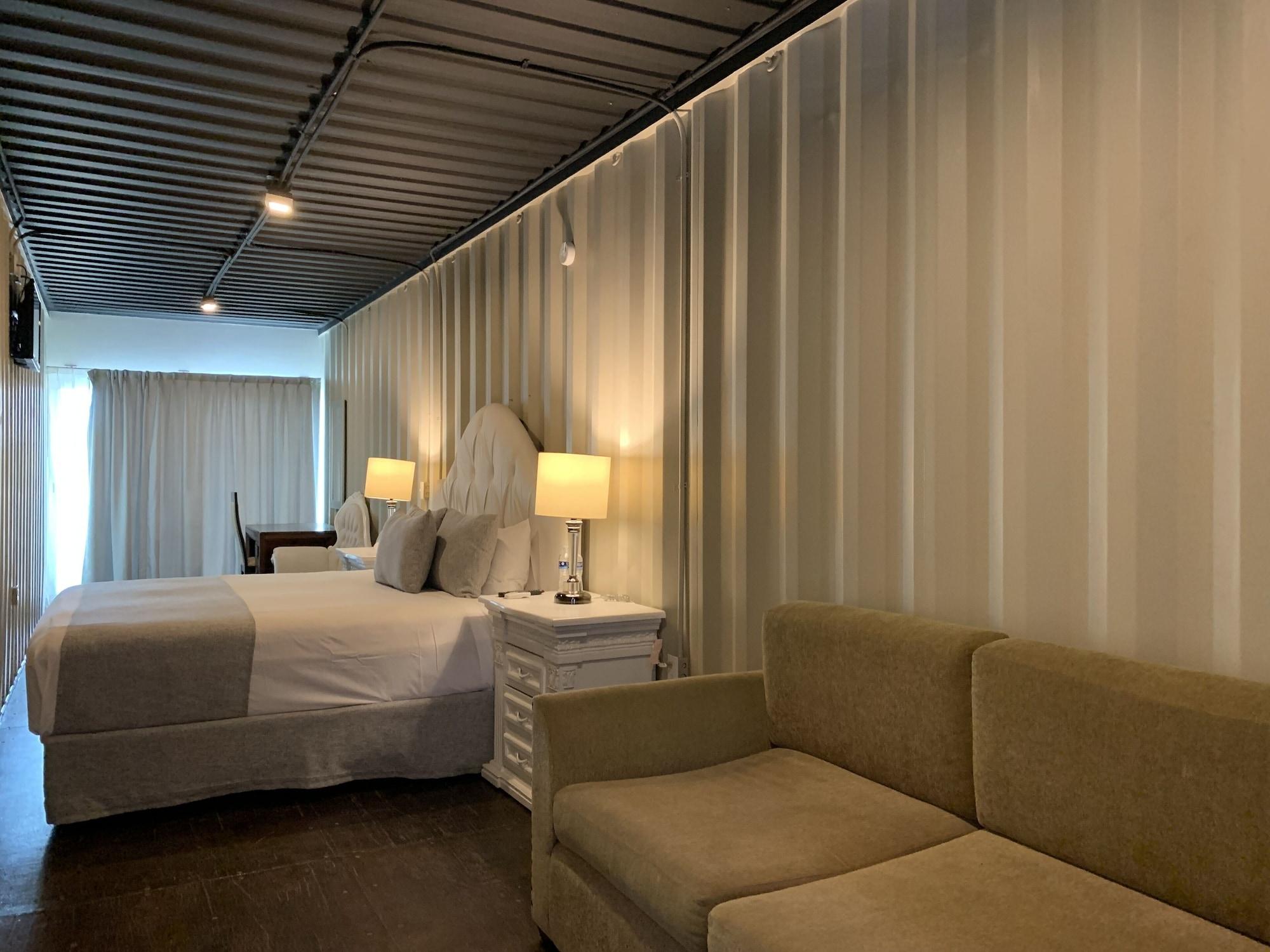 Hotel Container Aeropuerto 3*