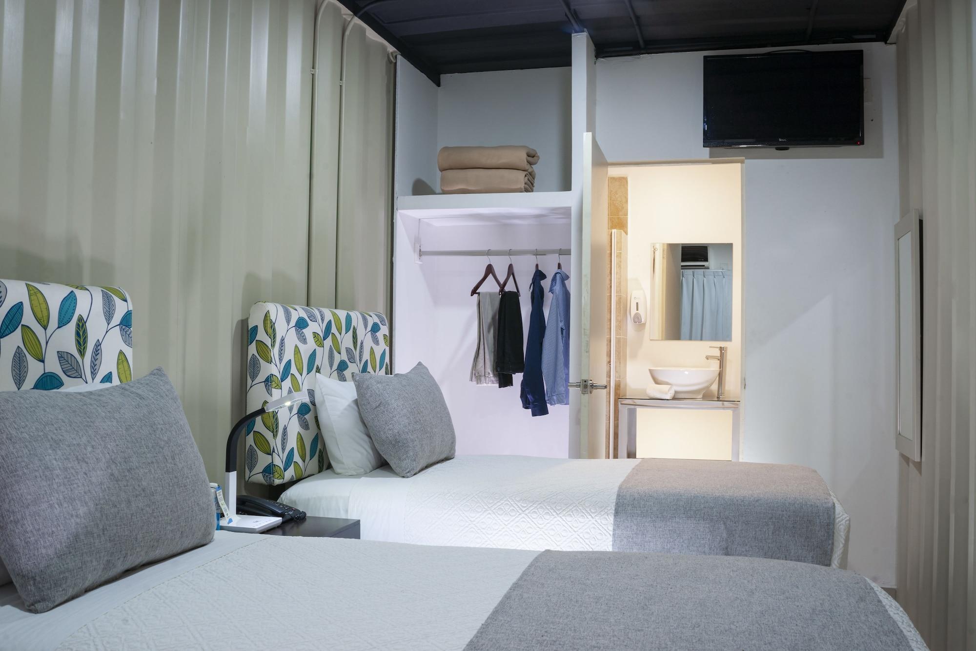 Hotel Container Aeropuerto 3*