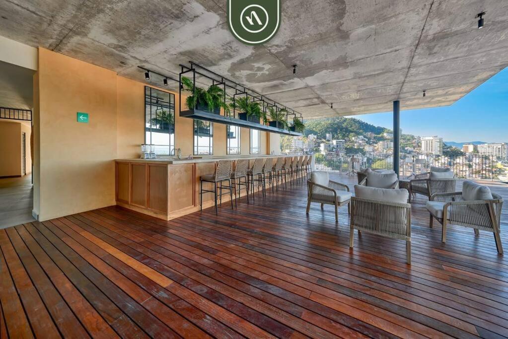 Great With Rooftop Pool - Private Balcony *