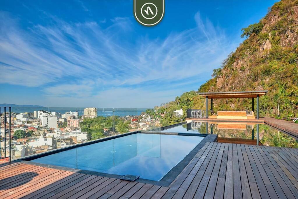 Great With Rooftop Pool - Private Balcony *