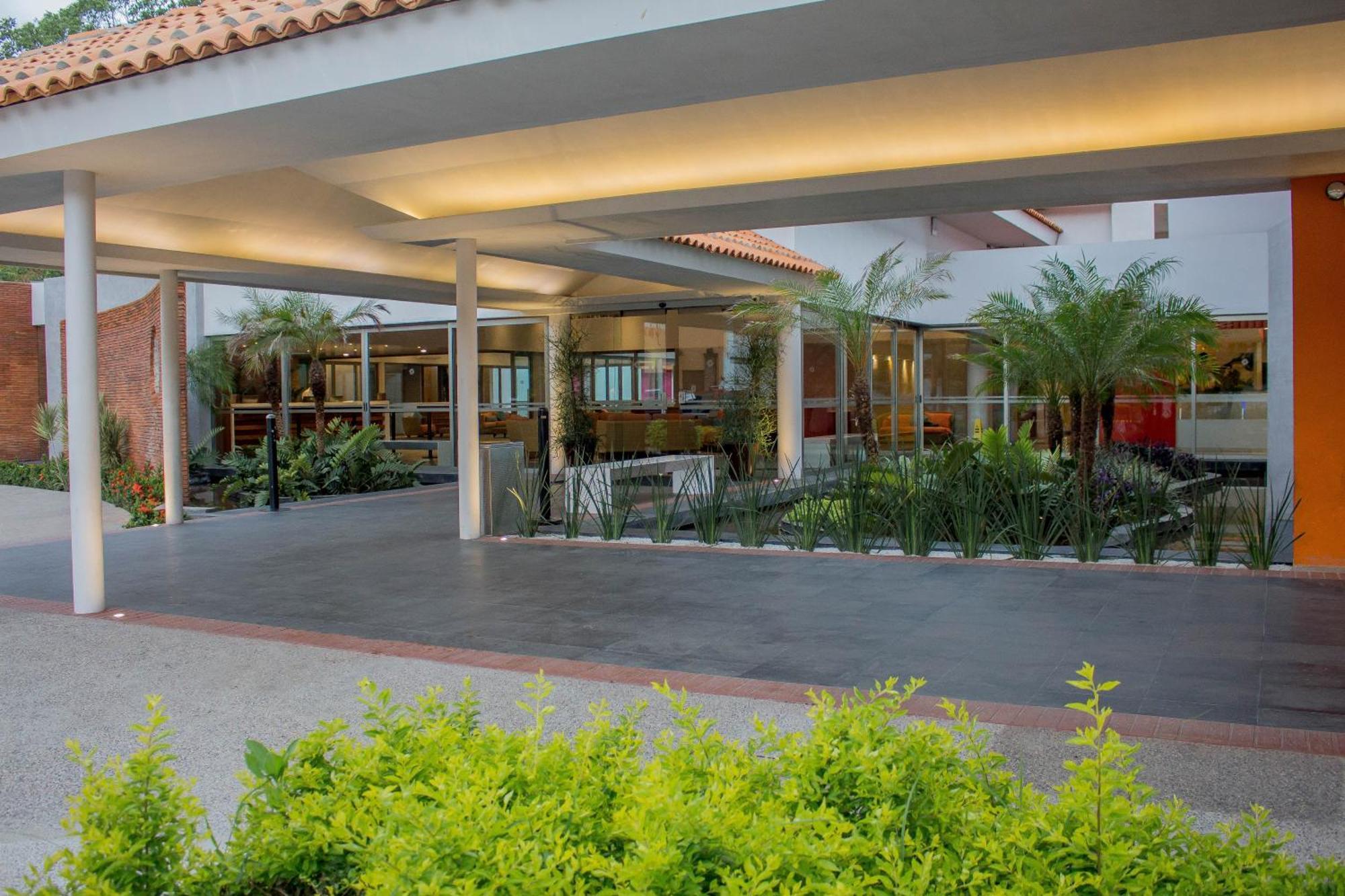 Plaza Pelicanos Club Resort