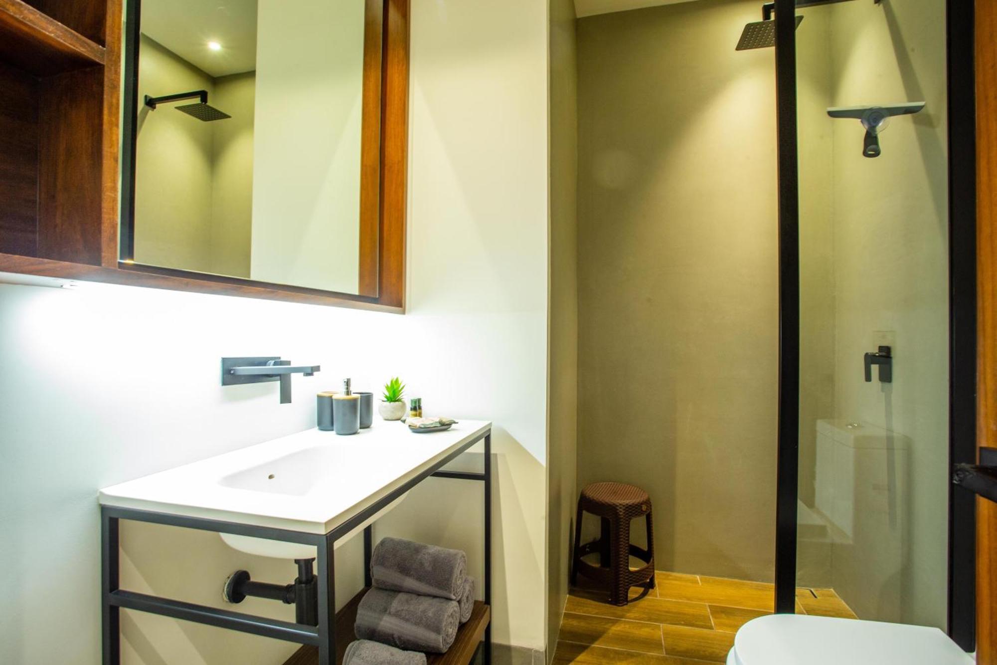 Modern 2br Near & Boardwalk | Gym & Bbq *