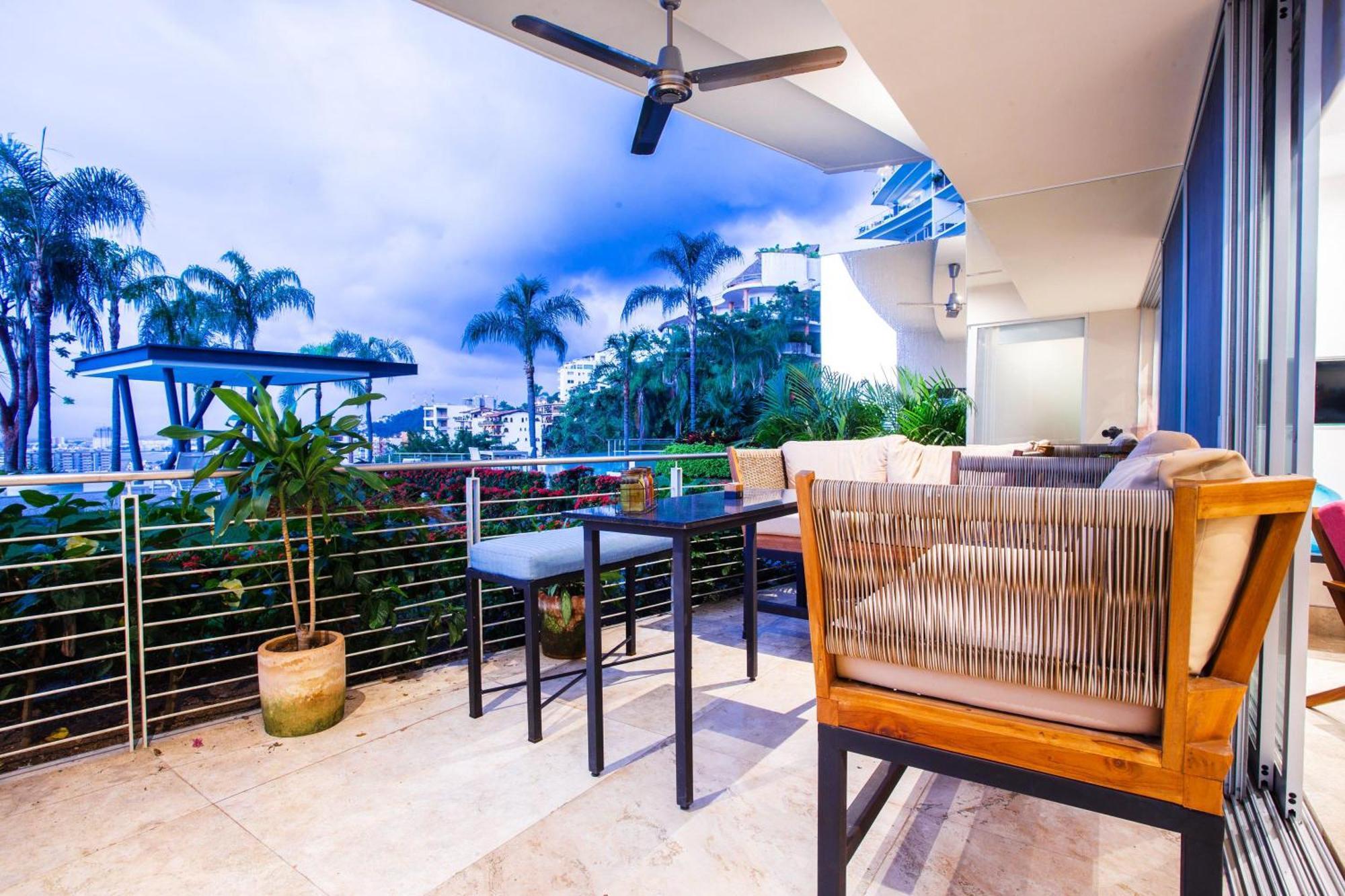 Holiday home Fully Remodeled 12 Stories Up, First Floor Retreat *
