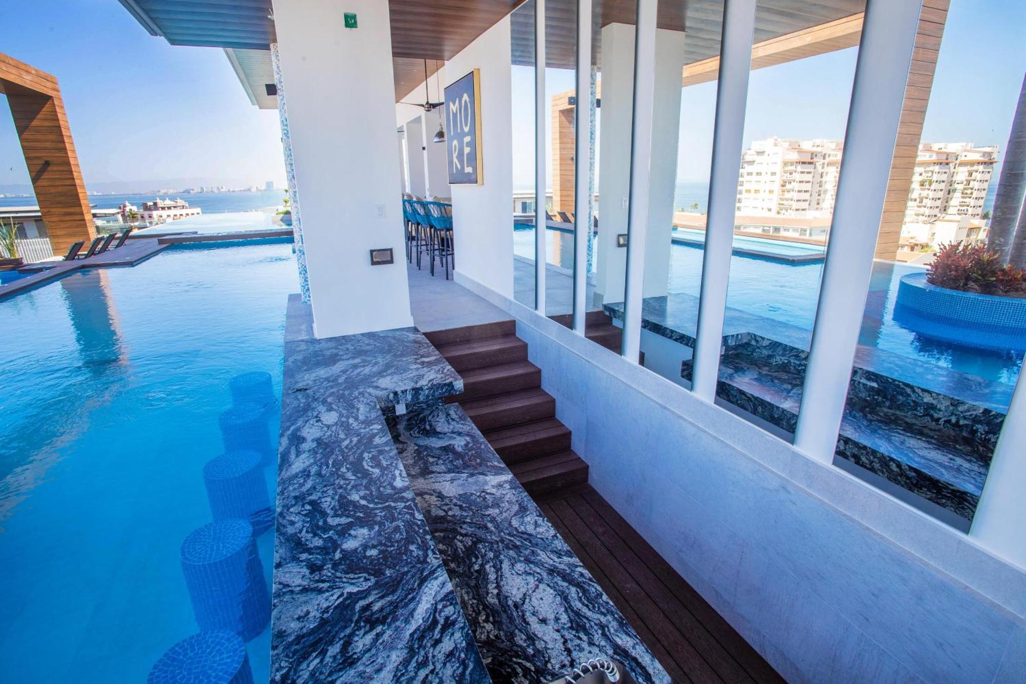 New Large Balcony, Hot Tub, Gym Holiday home Puerto Vallarta