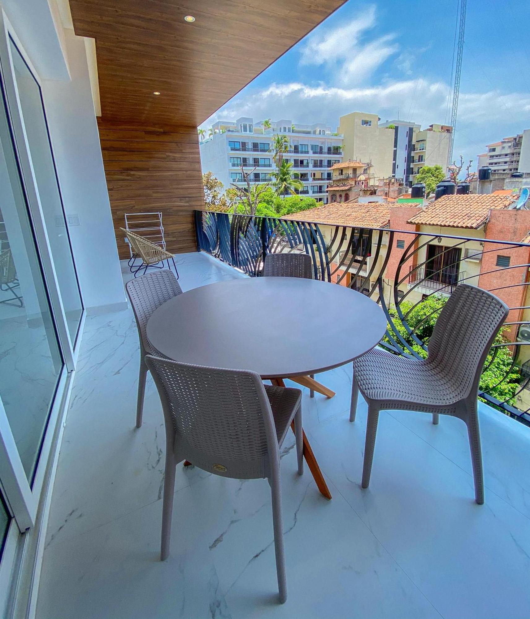 New Large Balcony, Hot Tub, Gym Holiday home