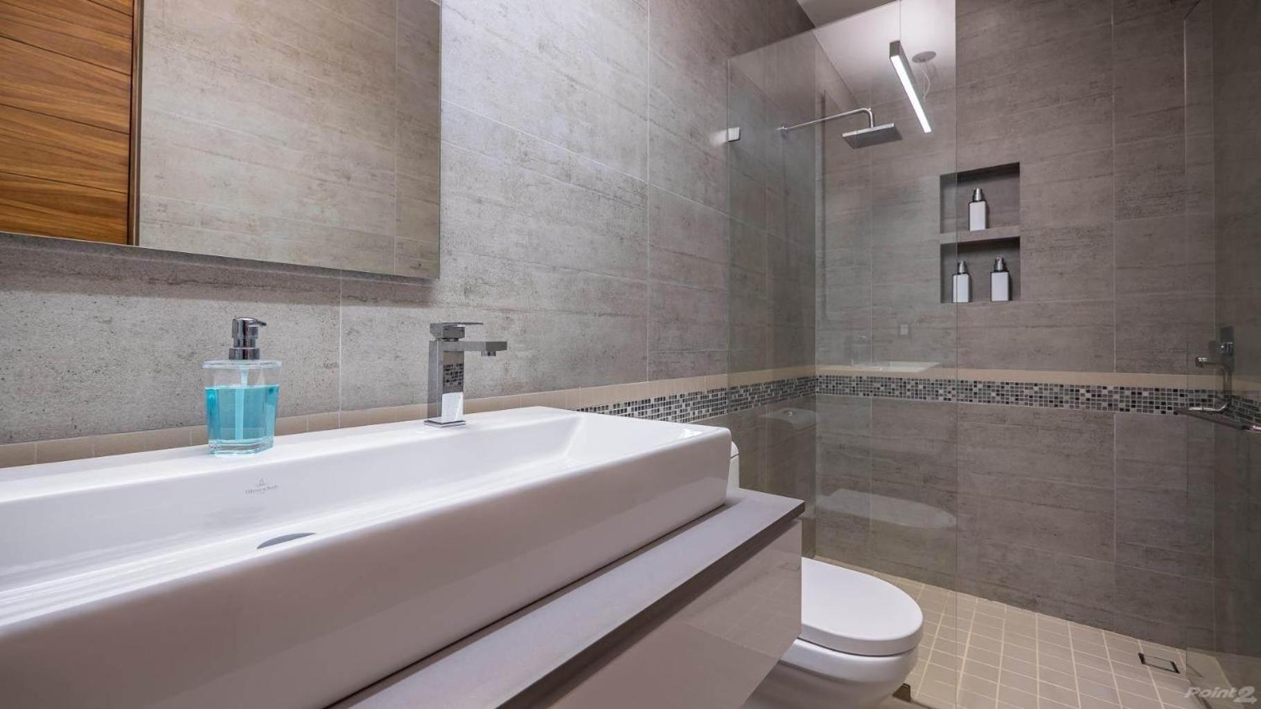 In Location, Rooftop Pool, Hot Tub, Gym, Fire Pit *