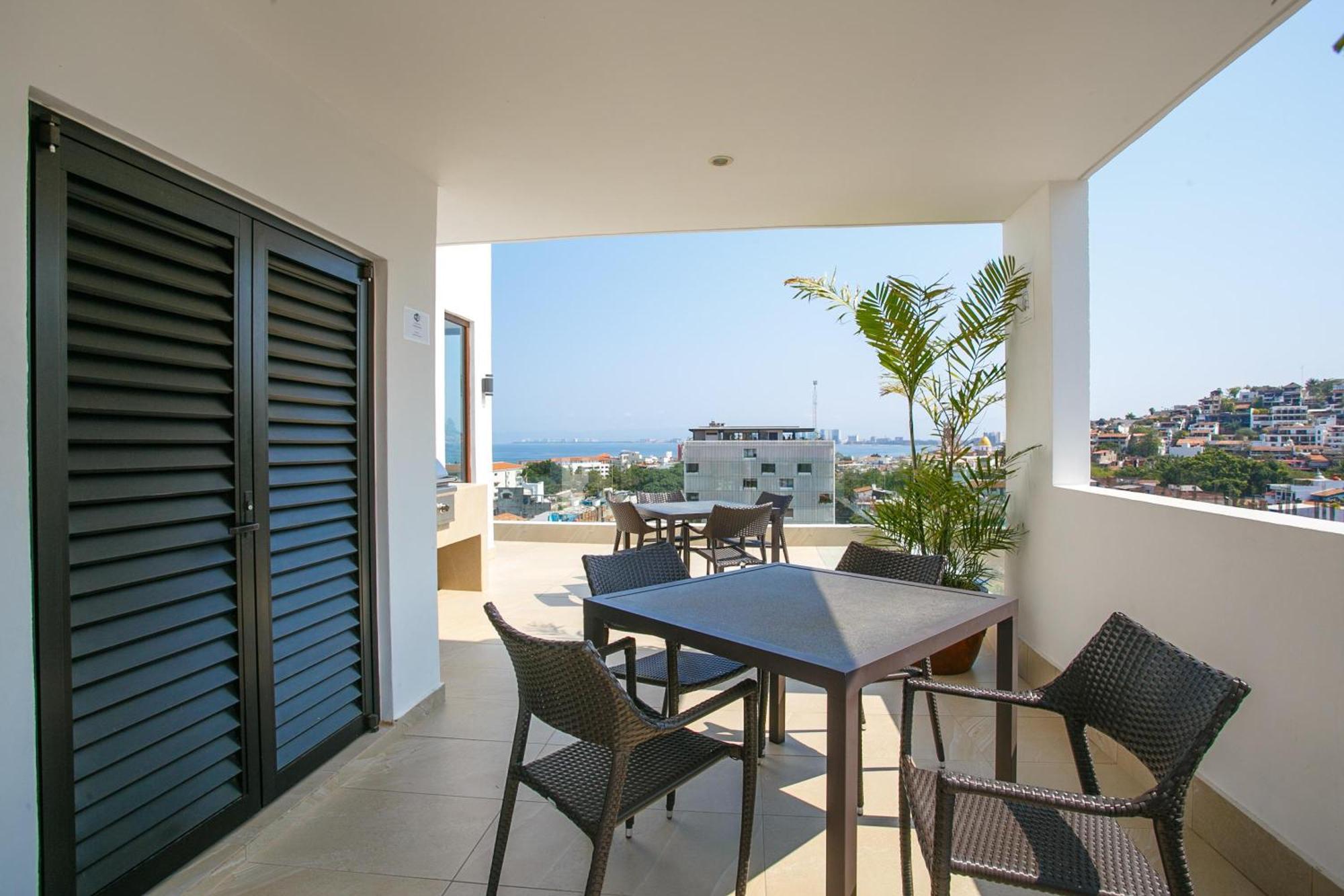 Luxury 2 Bedroom Condo, Walk To Everything In Zona Romantica, Pool, Bbq Holiday home