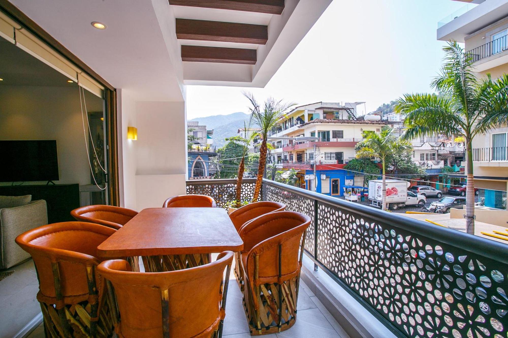 Luxury 2 Bedroom Condo, Walk To Everything In Zona Romantica, Pool, Bbq Holiday home *