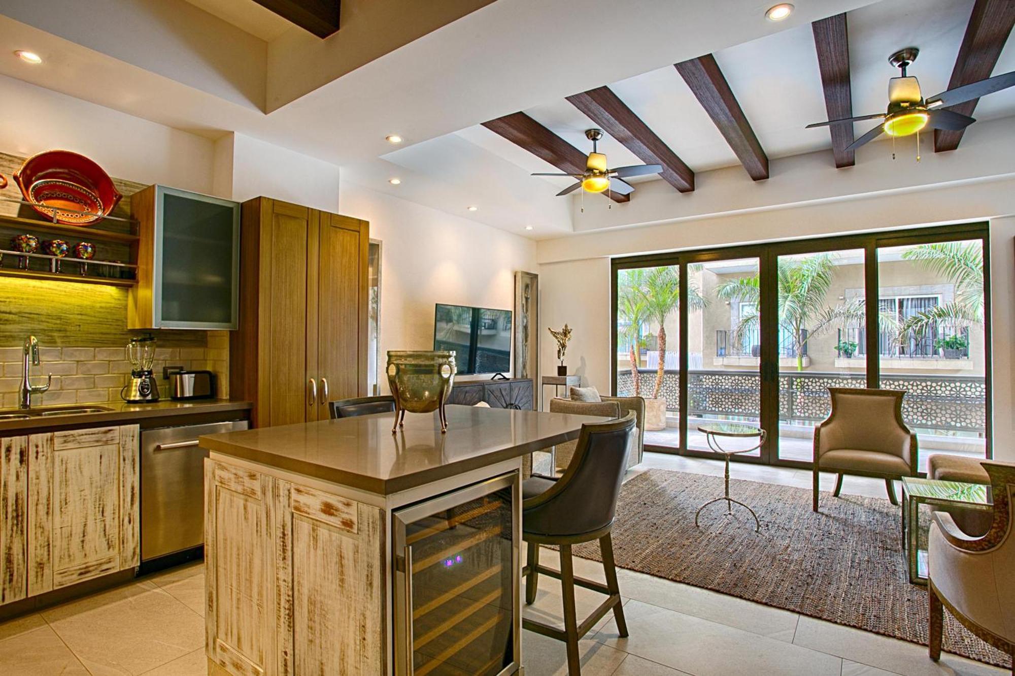 Luxury 2 Bedroom Condo, Walk To Everything In Zona Romantica, Pool, Bbq Holiday home
