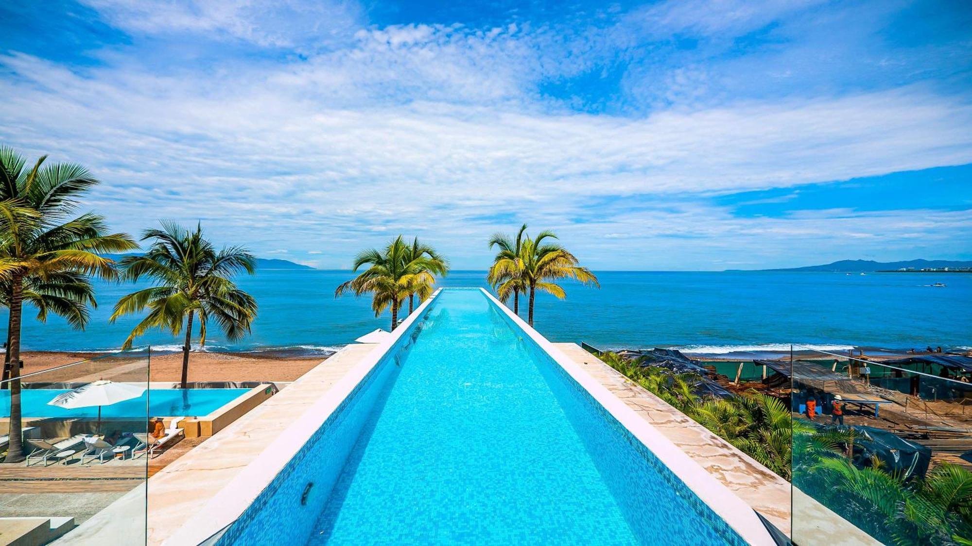 Stunning Beachfront - Sea Views & Pools Apartment *