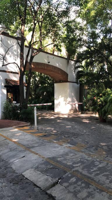 Apartment Centrally Located Quiet 2 Bedroom With Pool One Block From *