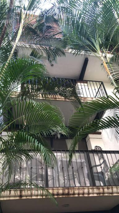 Apartment Centrally Located Quiet 2 Bedroom With Pool One Block From